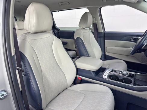 Used 2025 Kia Carnival EX image 41