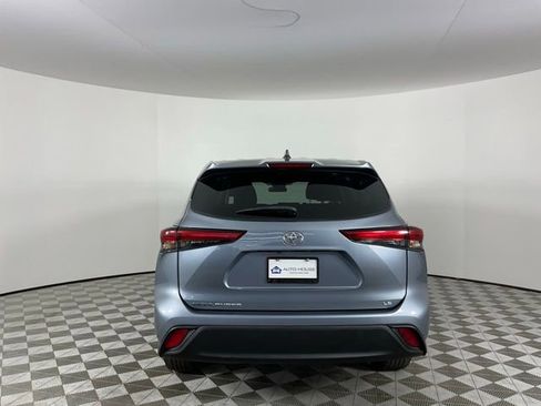 Used 2023 Toyota Highlander LE FWD image 6