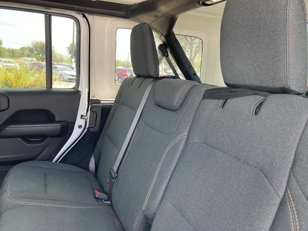 Used 2026 Jeep Wrangler Unlimited Sahara AWD/4WD image 9
