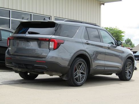 Used 2025 Ford Explorer ST-Line w/ ST-Line Street Pack AWD/4WD image 3