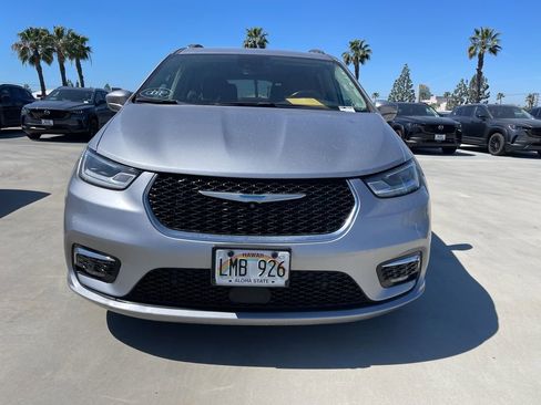 Used 2021 Chrysler Pacifica Touring-L image 2