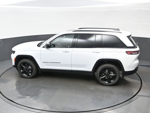 New 2025 Jeep Grand Cherokee Altitude AWD/4WD image 19