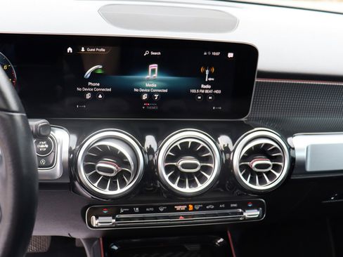 Used 2020 Mercedes-Benz GLB 250 w/ Premium Package image 33