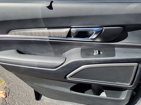 Used 2024 Kia Telluride EX w/ EX Captain's Chair Package image 12