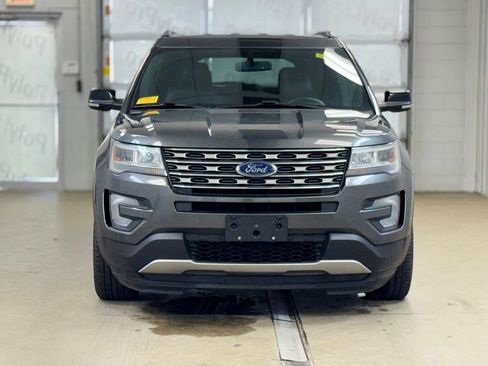 Used 2017 Ford Explorer XLT w/ Equipment Group 202A image 2