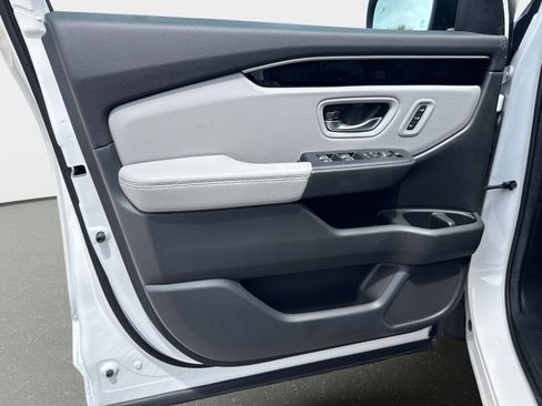 Used 2025 Honda Pilot EX-L image 17