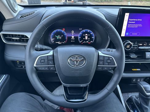 Used 2024 Toyota Highlander XLE image 19