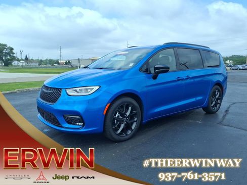 Used 2026 Chrysler Pacifica Limited w/ S Appearance Package FWD image 3