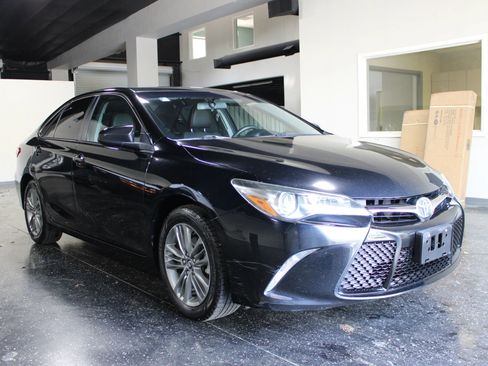 Used 2017 Toyota Camry SE image 1