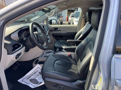 Used 2024 Chrysler Pacifica Touring-L FWD image 20