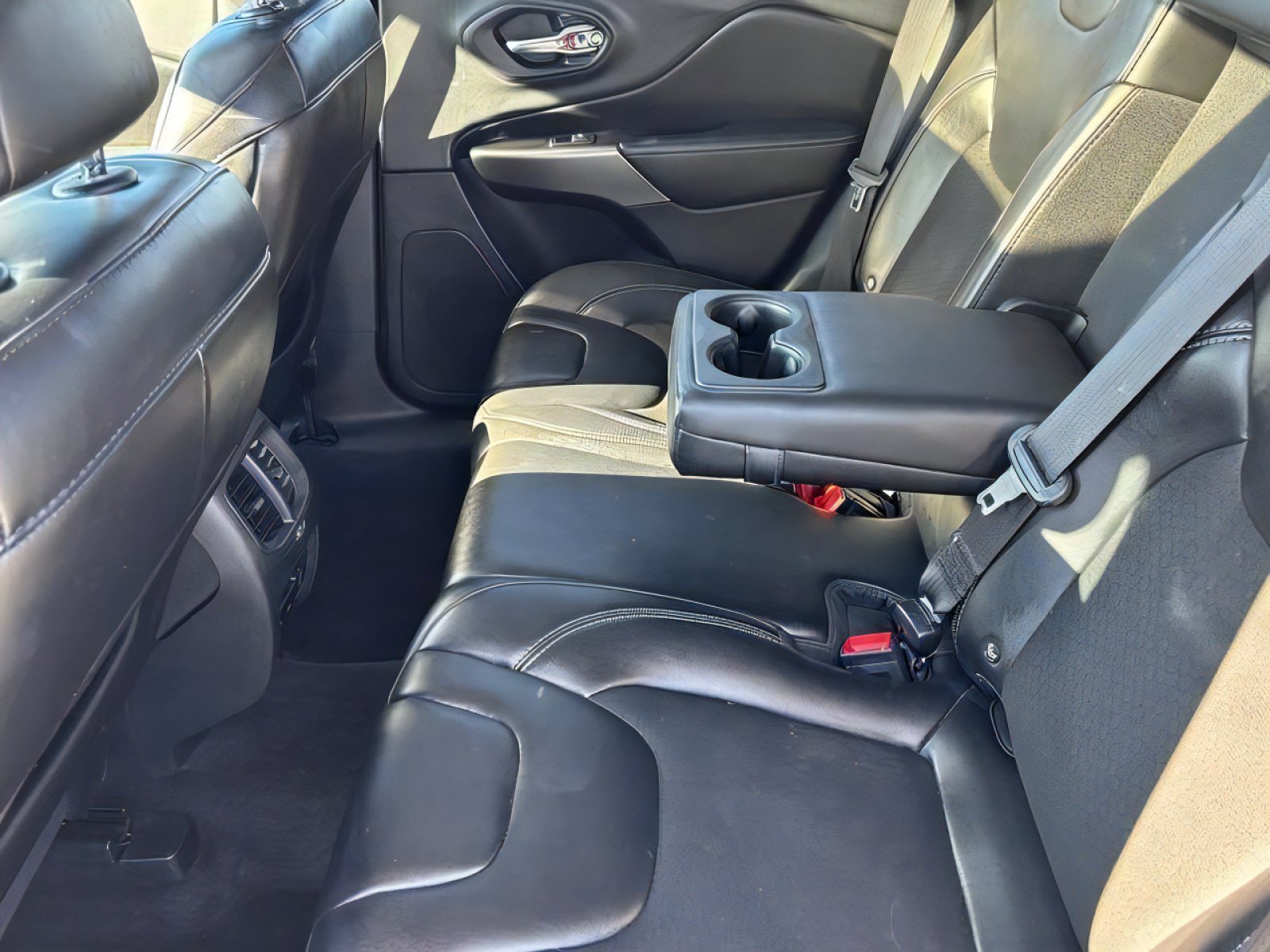Used 2019 Jeep Cherokee Latitude Plus w/ Comfort/Convenience Group FWD image 29