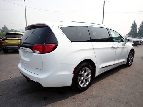 Used 2017 Chrysler Pacifica Limited w/ Advanced Safetytec Group FWD image 6