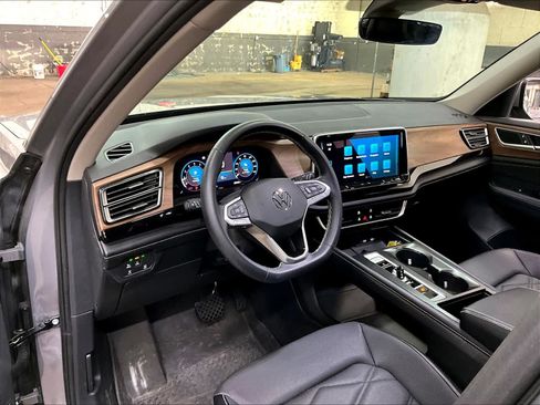 Used 2024 Volkswagen Atlas SE AWD/4WD image 16