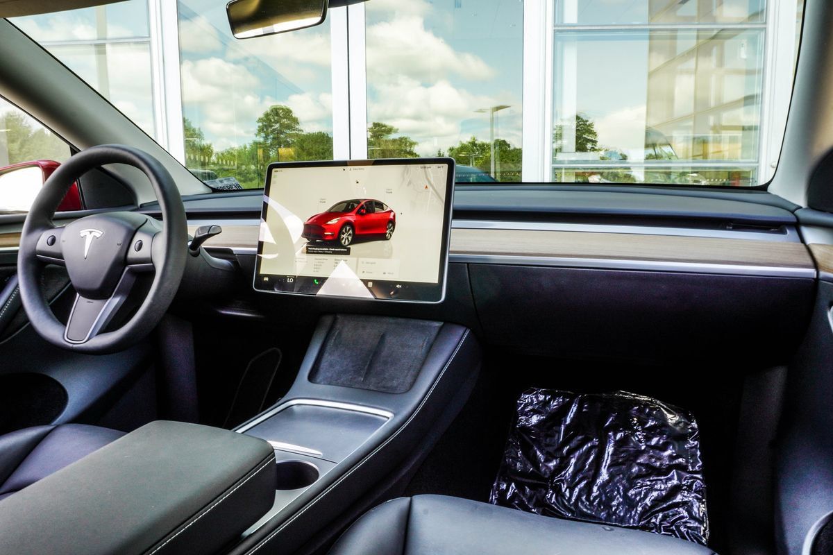 Used 2024 Tesla Model Y Long Range AWD/4WD image 18