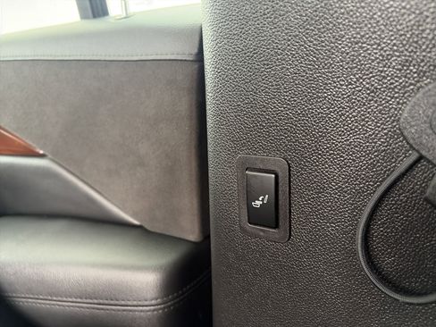 Used 2018 Cadillac Escalade ESV Luxury AWD/4WD image 30