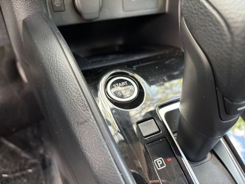 Used 2025 Nissan Versa SV FWD image 18