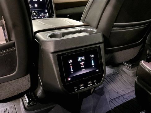 Used 2025 GMC Yukon Denali Ultimate AWD/4WD image 31