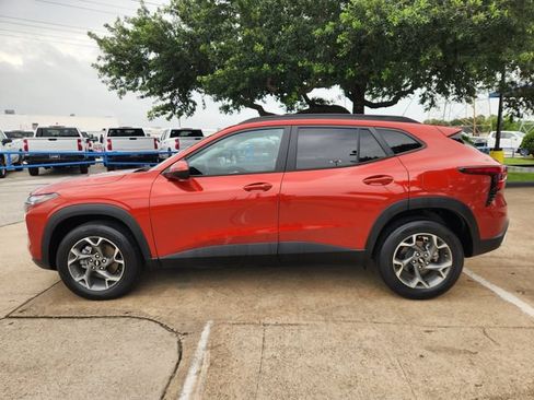 Used 2024 Chevrolet Trax LT w/ Driver Confidence Package FWD image 4