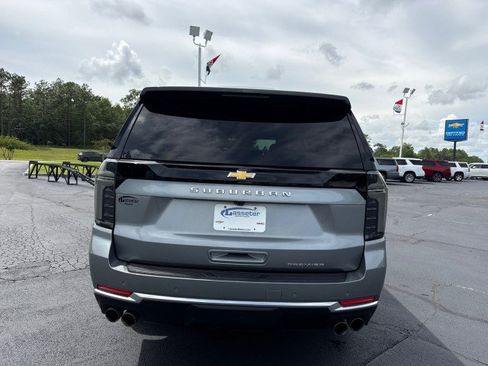 Used 2025 Chevrolet Suburban Premier RWD image 4