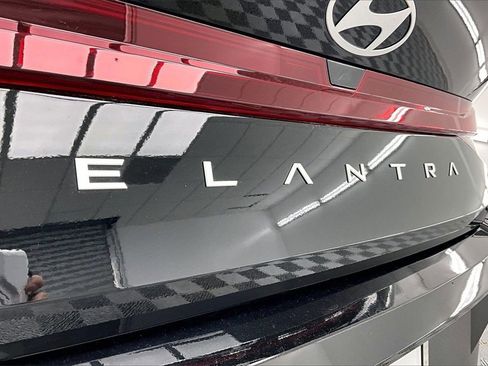 Used 2025 Hyundai Elantra SE image 8