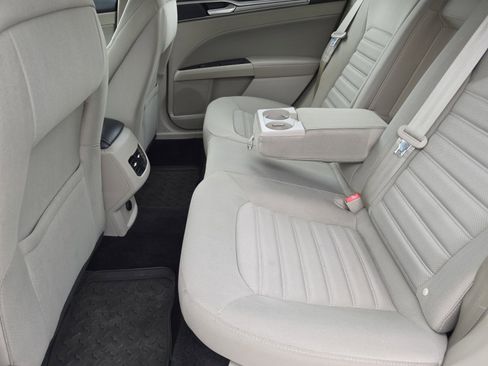 Used 2019 Ford Fusion SE FWD image 12
