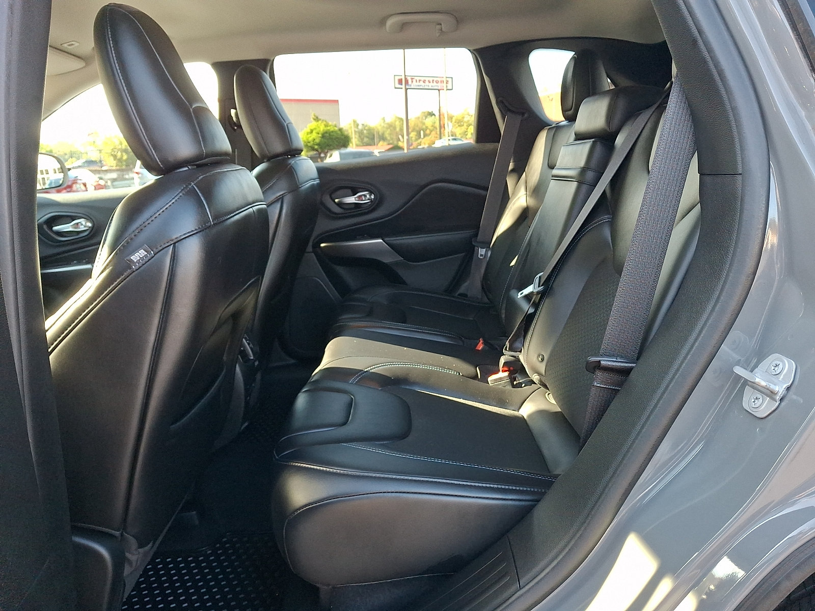 Used 2019 Jeep Cherokee Latitude Plus w/ Cold Weather Group AWD/4WD image 10
