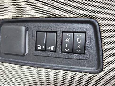 Used 2021 Cadillac Escalade Premium Luxury Platinum AWD/4WD image 56
