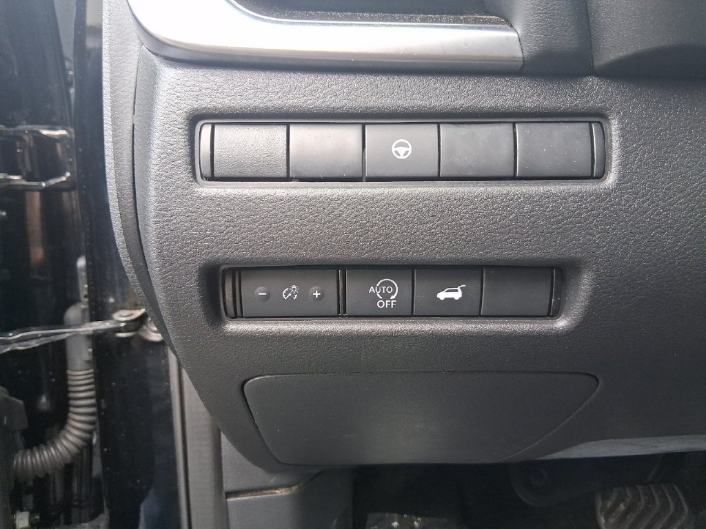 Used 2025 Nissan Rogue SV FWD image 30
