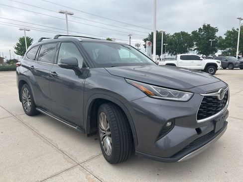 Used 2020 Toyota Highlander Platinum FWD image 2