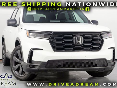 Used 2025 Honda Pilot Sport image 2