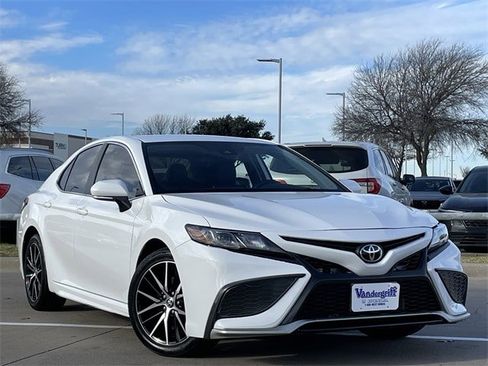 Used 2022 Toyota Camry SE image 2