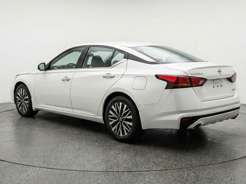 Used 2025 Nissan Altima 2.5 SV FWD image 6