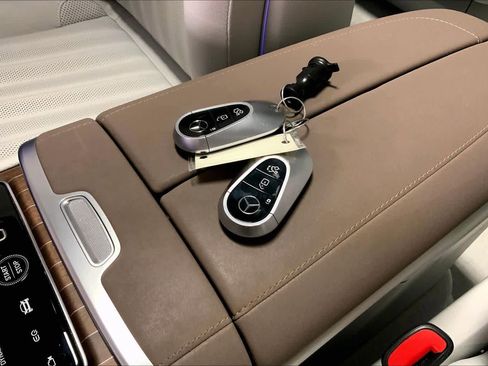 Used 2023 Mercedes-Benz EQS 580 4MATIC SUV image 14