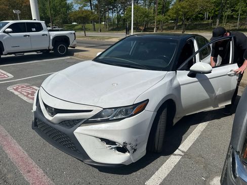 Used 2019 Toyota Camry SE image 2