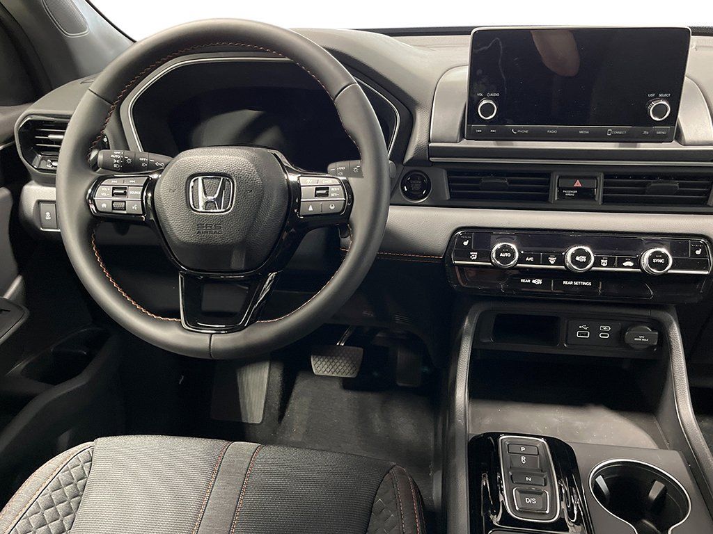 Used 2025 Honda Pilot Sport image 13