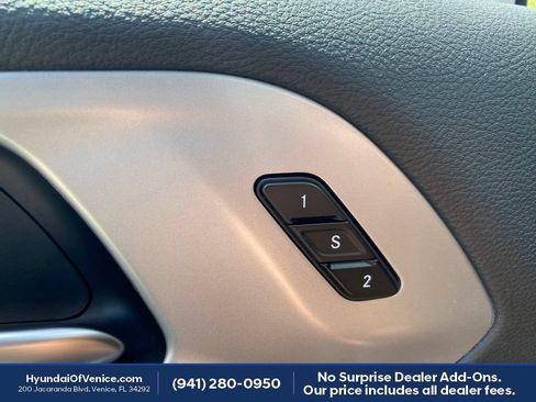 Used 2026 Chrysler Pacifica Limited FWD image 7