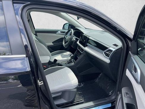 Used 2025 Volkswagen Taos SE FWD image 18