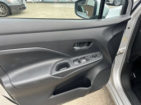 Used 2025 Nissan Versa SV FWD image 18