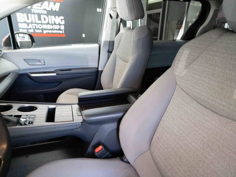 Used 2021 Toyota Sienna LE AWD/4WD image 10