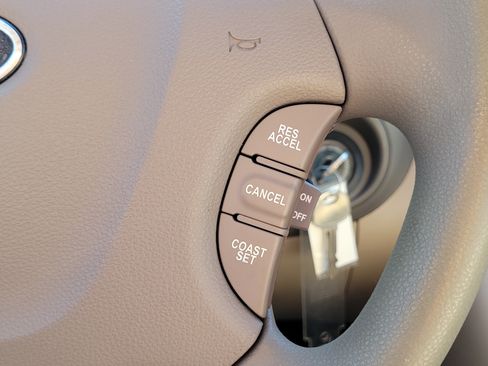 Used 2011 Kia Sedona LX FWD image 26