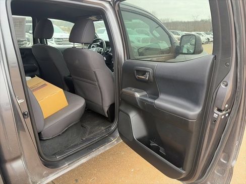 Used 2017 Toyota Tacoma TRD Sport w/ Tow Package (A/T) image 19