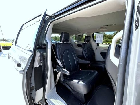 Used 2022 Chrysler Pacifica Touring-L FWD image 18