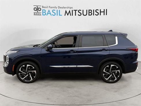 Used 2023 Mitsubishi Outlander SE image 2