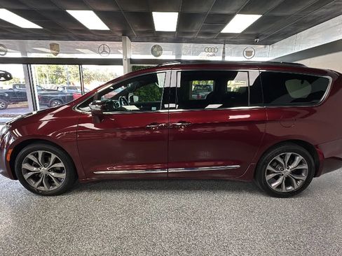 Used 2019 Chrysler Pacifica Limited FWD image 2