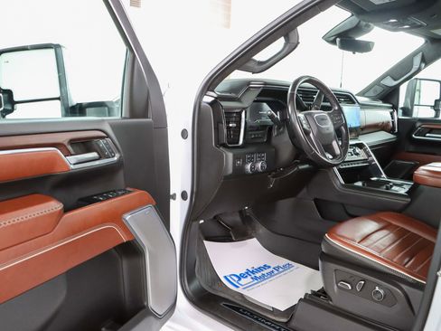 Used 2024 GMC Sierra 2500 Denali Ultimate AWD/4WD image 3