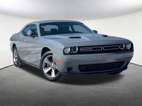 Used 2019 Dodge Challenger SXT image 2