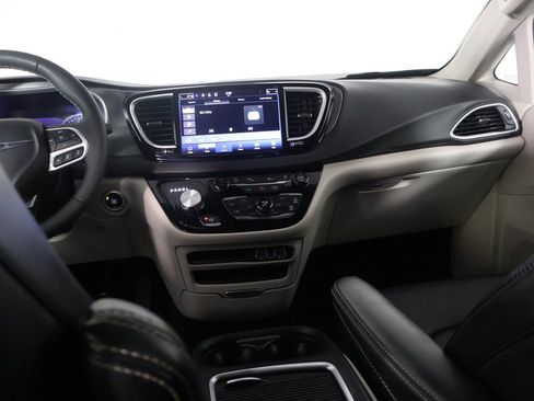 Used 2024 Chrysler Pacifica Touring-L image 33