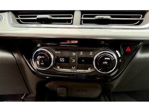 Used 2025 Chevrolet Trax LT w/ Driver Confidence Package FWD image 18
