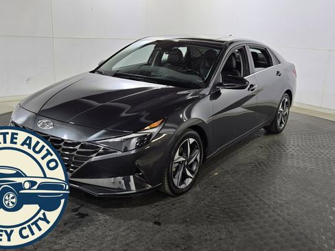 Used 2023 Hyundai Elantra Limited w/ Preferred Accessory Package image 3