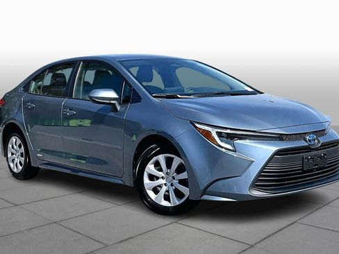 Used 2025 Toyota Corolla LE AWD/4WD image 3